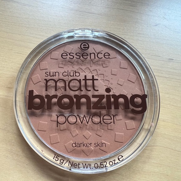 Essence sun club Matt bronzing powder & Essence Brighten up! Banana powder - Picture 5 of 8